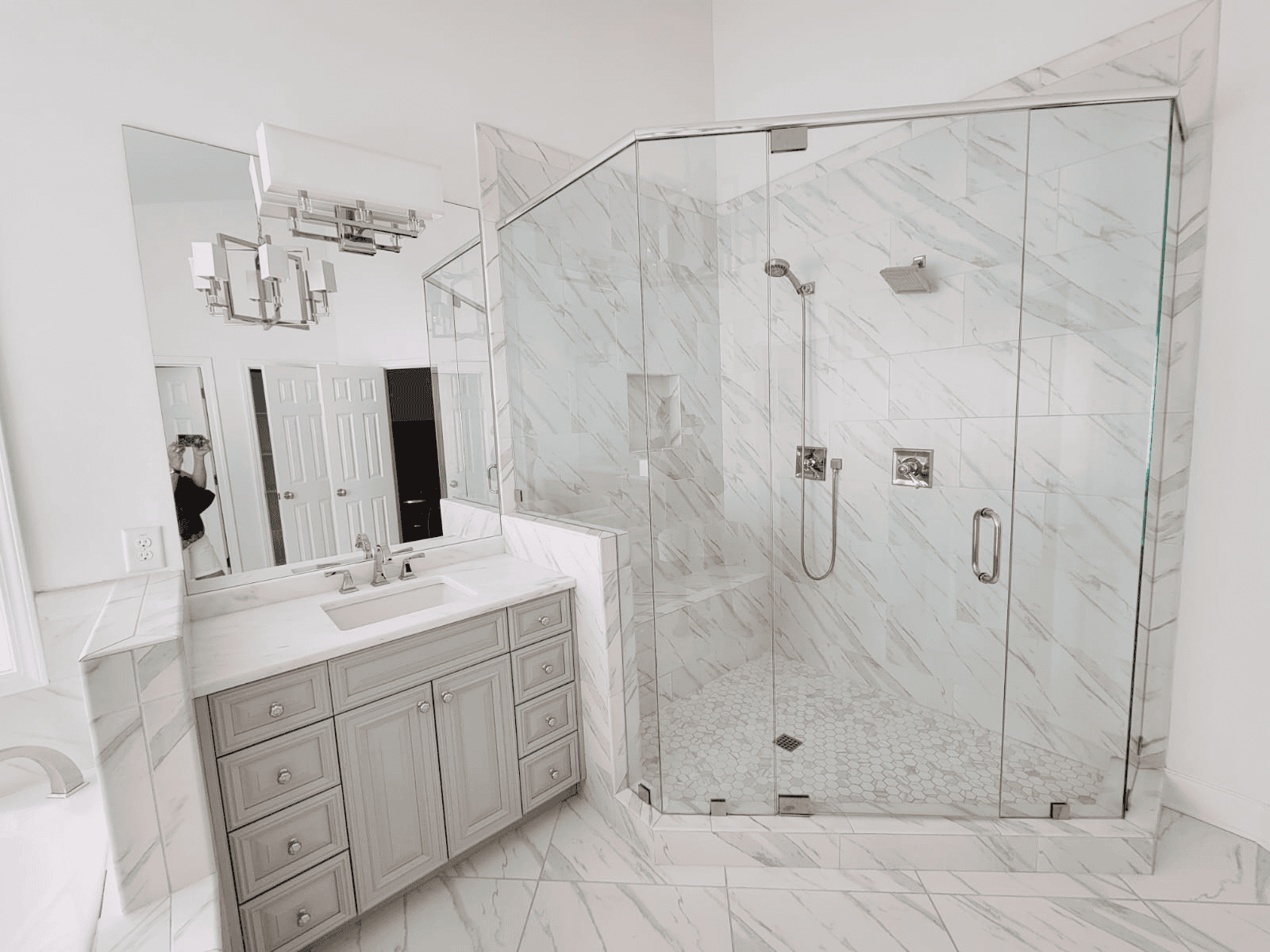 Modern glass shower enclosure in a bright bathroom Modern glass shower enclosure with sleek fixtures in a bright, clean bathroom setting.